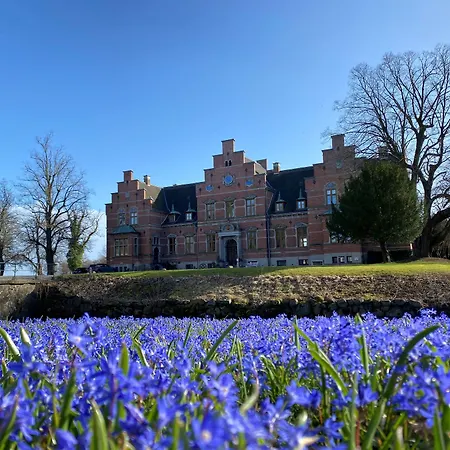Отель Fuglsang Herregaard 2*